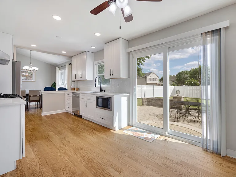 25W055 Canary Ct — Photo 9