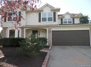 2572 W Bloomfield Oaks Dr, Orchard Lake, MI