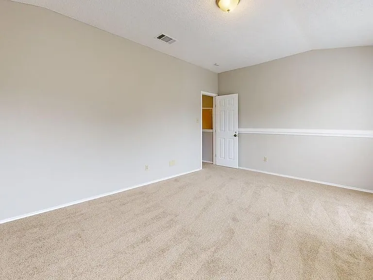 406 Oakcrest Dr — Photo 10