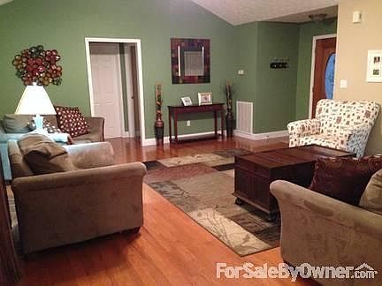 Living Room
						:
						Hard wood floors