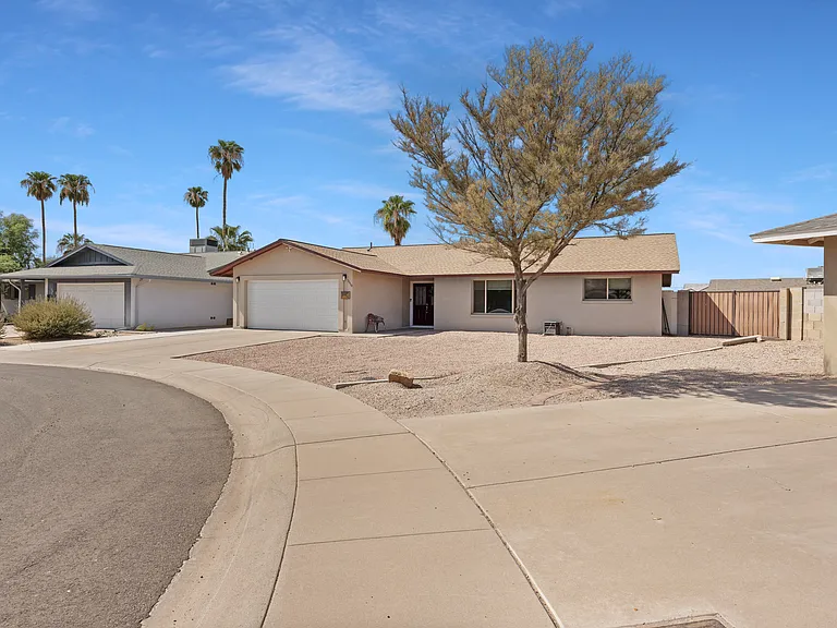 1110 E Redfield Rd — Photo 2
