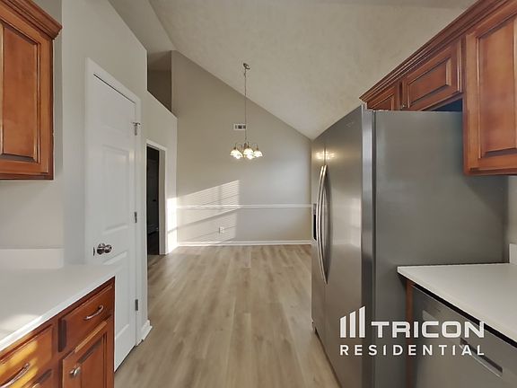 5th image of 5004 Roberta Pl