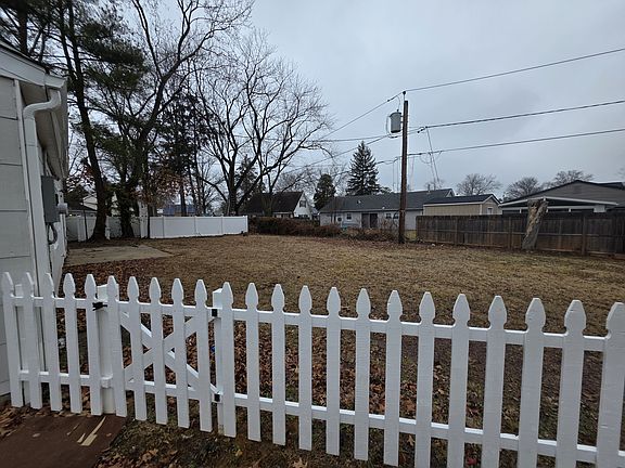 5th image of 14 East Ct