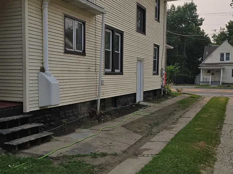 1704 E Main St — Photo 30