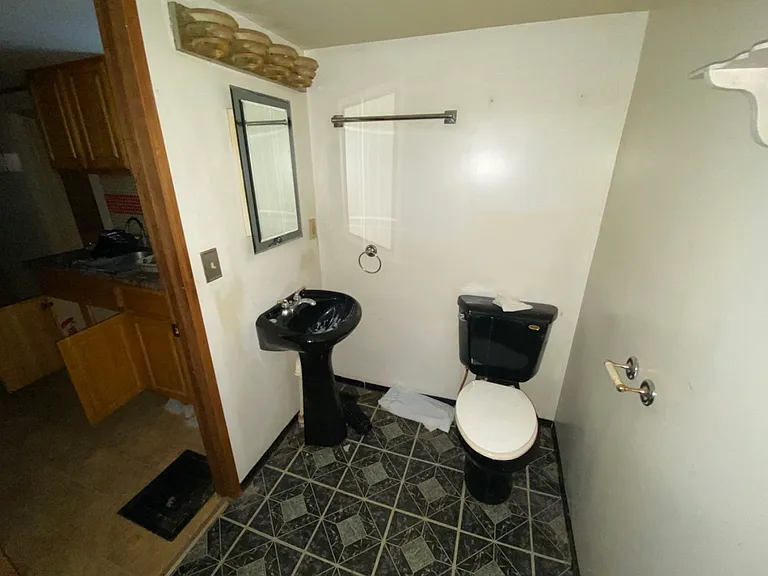 533 Higgins St — Photo 2