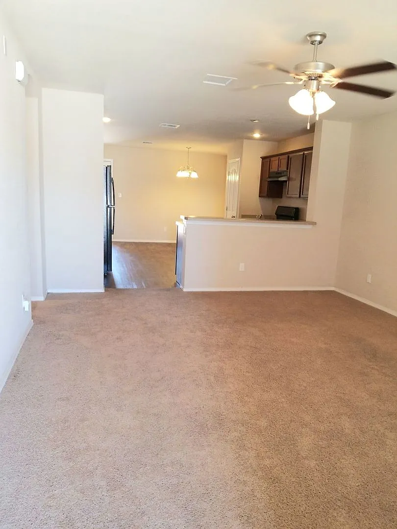 Adorable 3 Bedroom 2 Bath Townhouse in Eastside El Paso!! — Photo 2