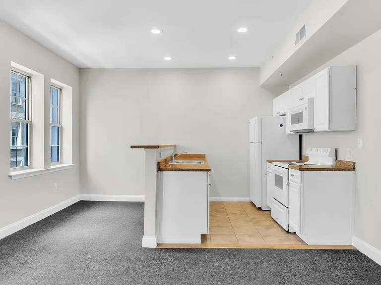 Farmington Avenue Apartments — Photo 17