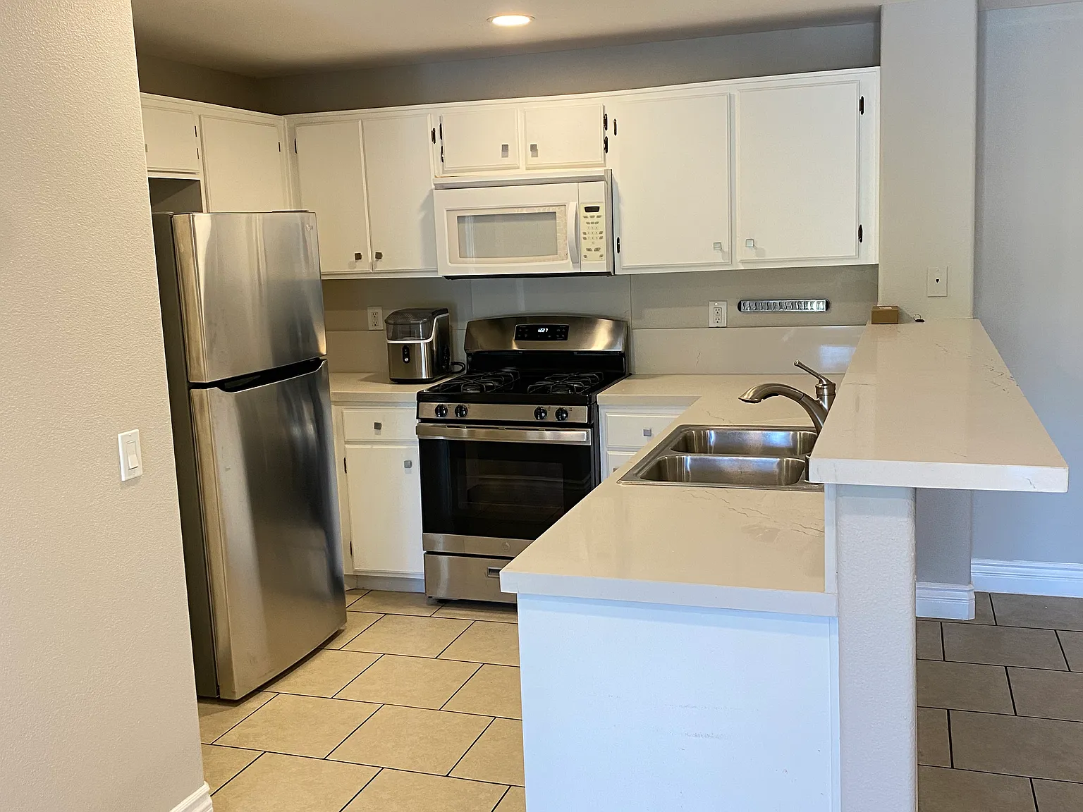 2 bed, 1101 sqft, $2,450 — Photo 1