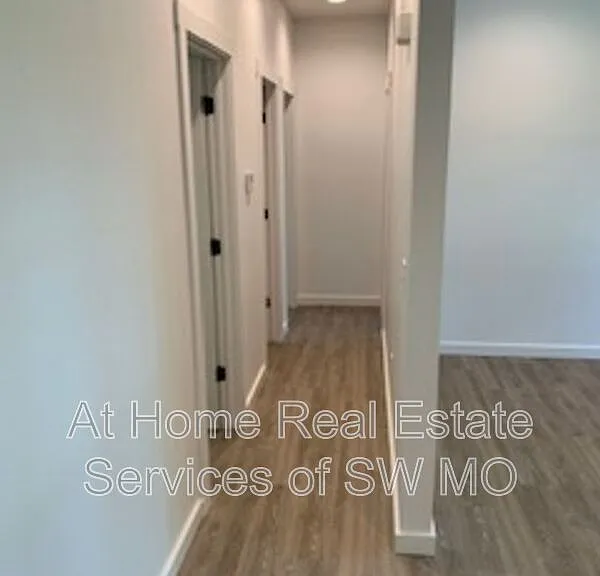 2028 S Lone Pine Ave — Photo 11