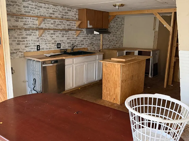 450 Old Castle St — Photo 12