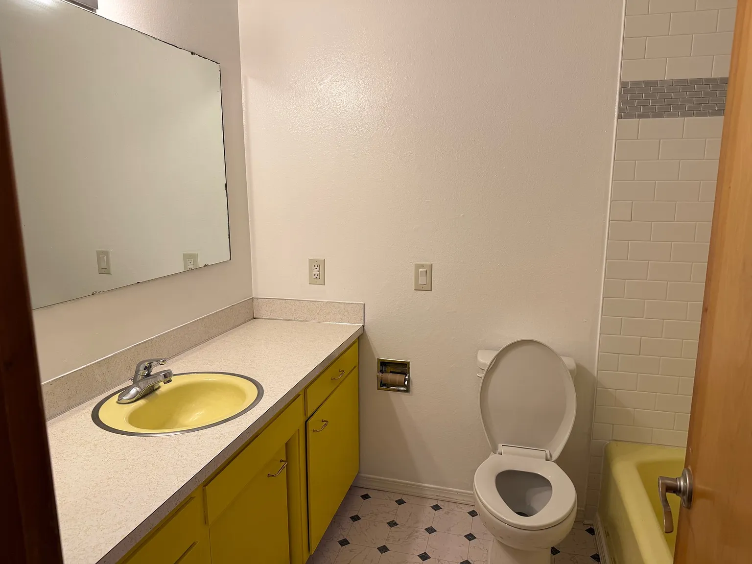 3 bed, 2500 sqft, $2,600 — Photo 2