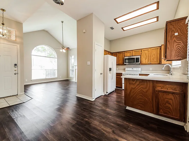 2115 Lattimore St — Photo 6