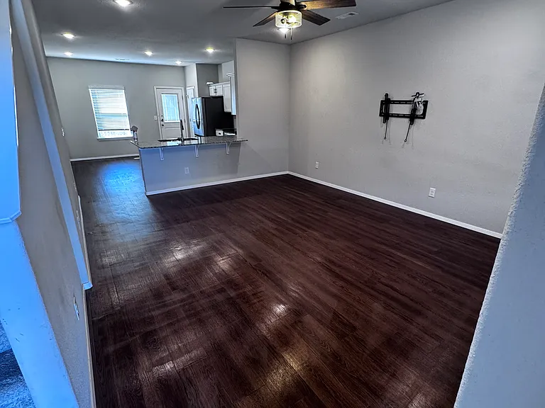 603 Woodcreek Loop — Photo 4