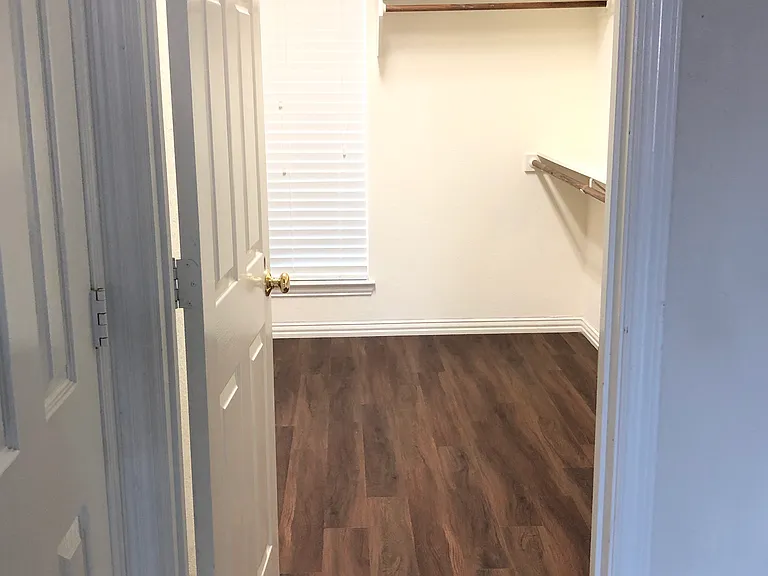 1709 Oak Brook Ln — Photo 10