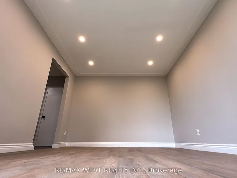 19 Brenda Ct #3 — Photo 4