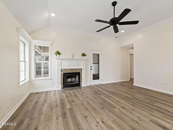 5th image of 215 Elsinore Cir