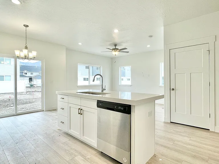 899 E Pacific Dr — Photo 9