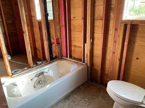 5th image of 3913 Elston St
