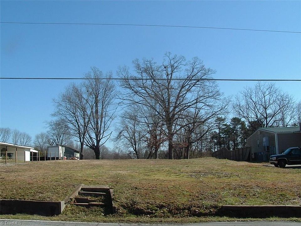 1st image of 903 Fisher Ferry St