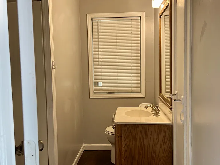 107 N Gillette Ave — Photo 9