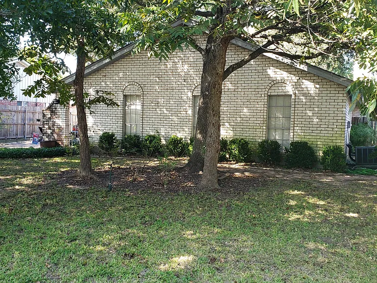 1115 Frances Dr — Photo 3