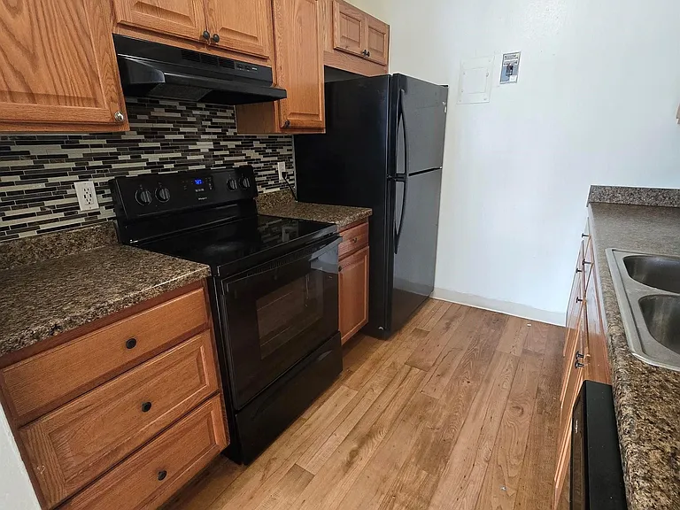 Murray Hill Apartments — Photo 25