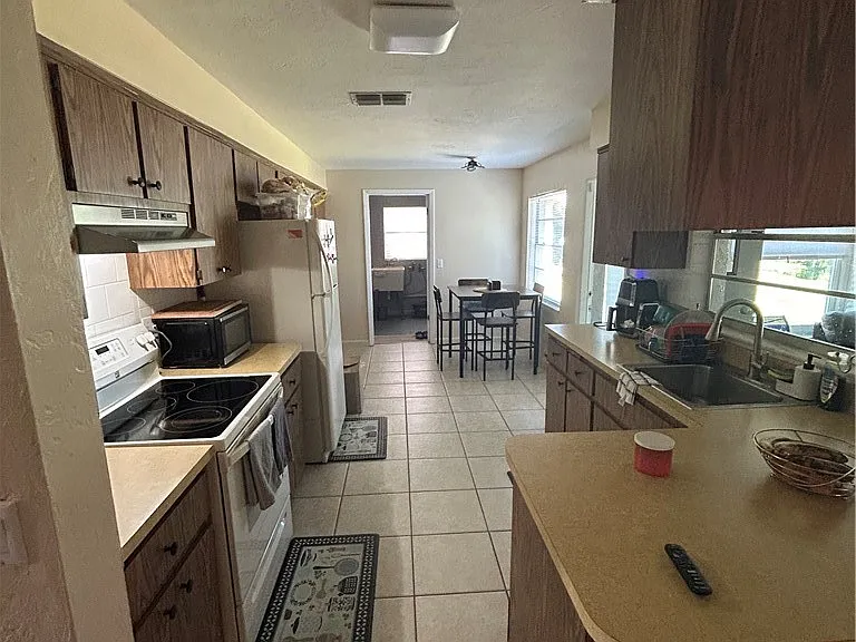 209 S Tyler St — Photo 2