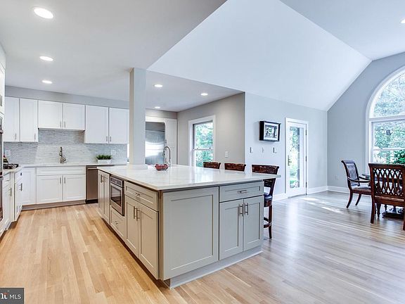 3rd image of 495 River Forest Dr