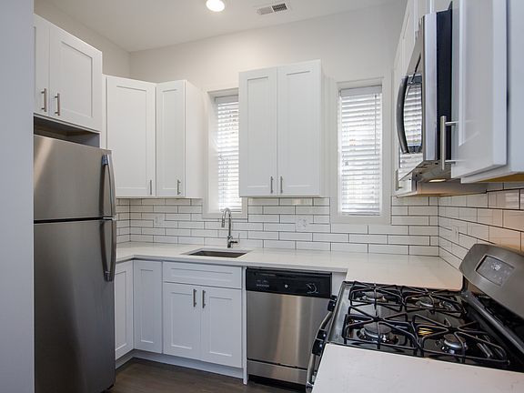 5th image of 1008 W 18th St #205