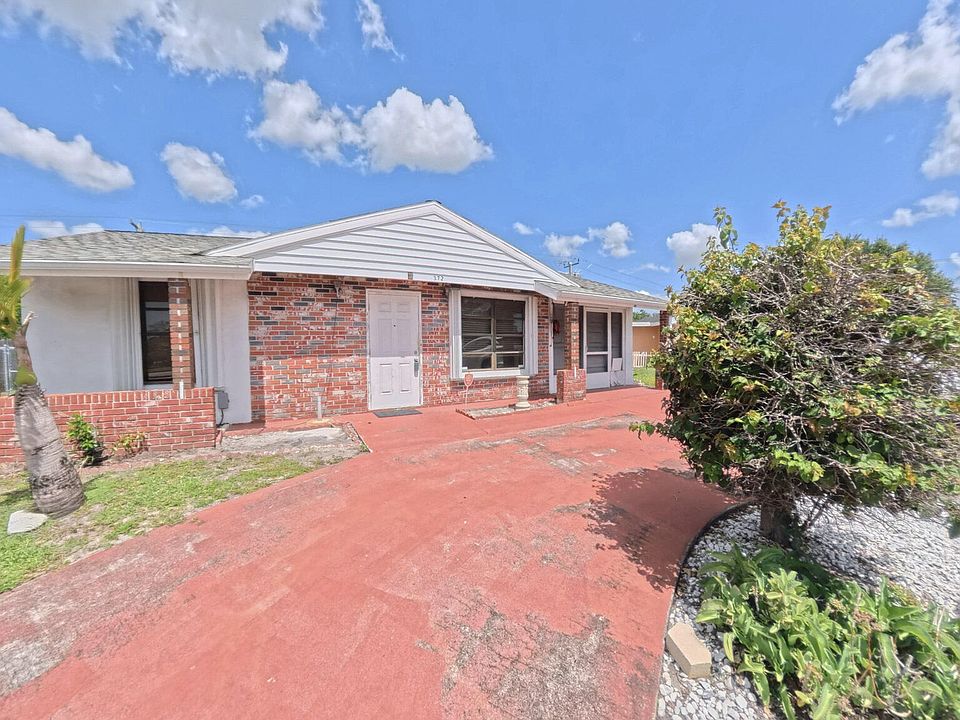 1st image of 372 NW Airoso Boulevard