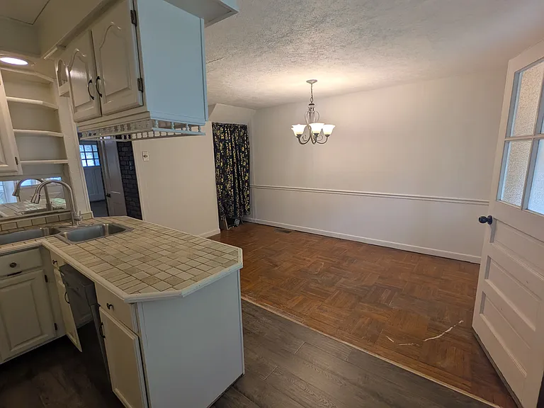 902 Woodlawn Ave — Photo 7