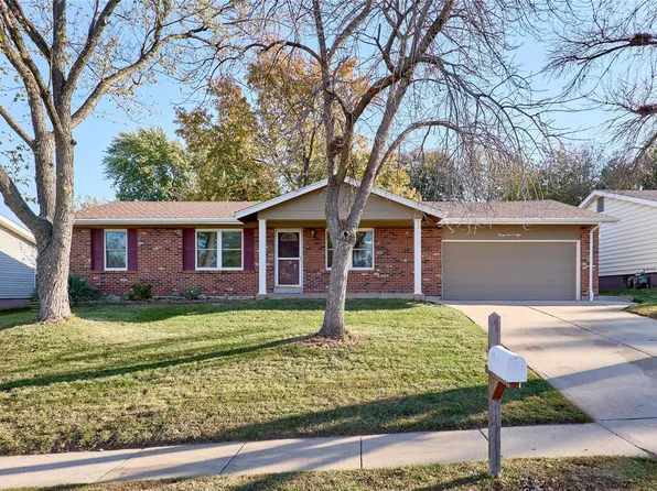 2708 Holiday Ln, Saint Charles, MO 63301