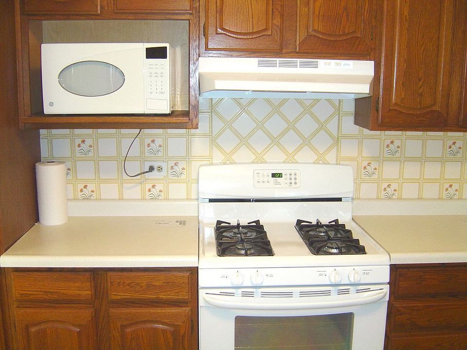 2nd image of 826 Oakside Ln