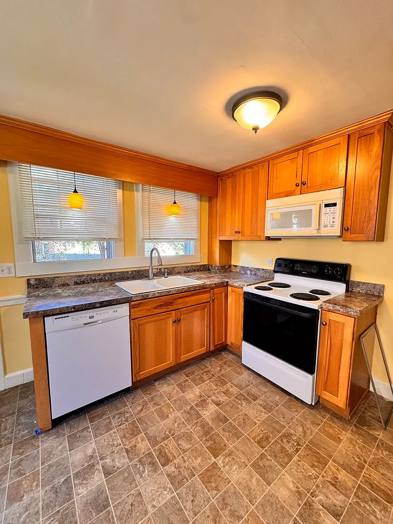 Exciting Opportunity In Atlantic Heights! | Renovated 2-Bedroom| Heat Included! — Photo 1