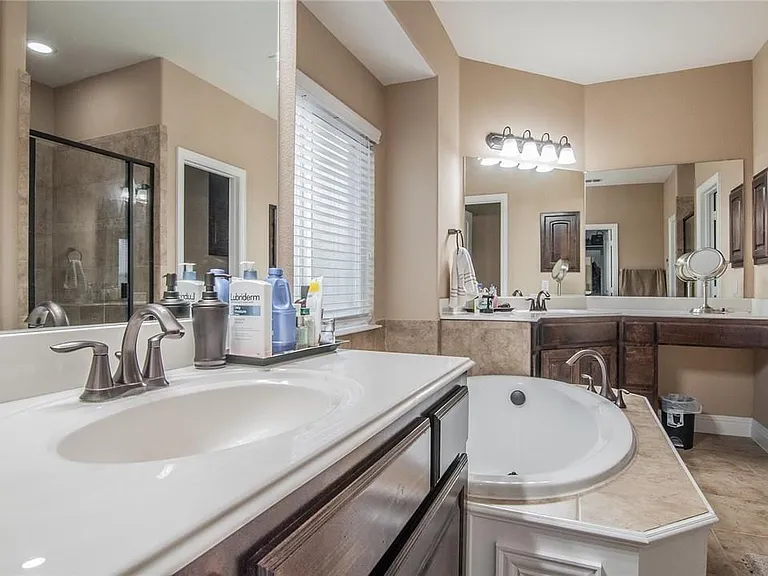2440 Kingsgate Dr — Photo 18