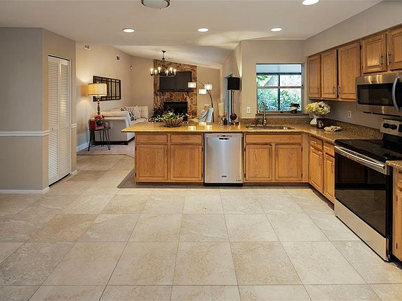 3rd image of 4910 Oakshire Dr