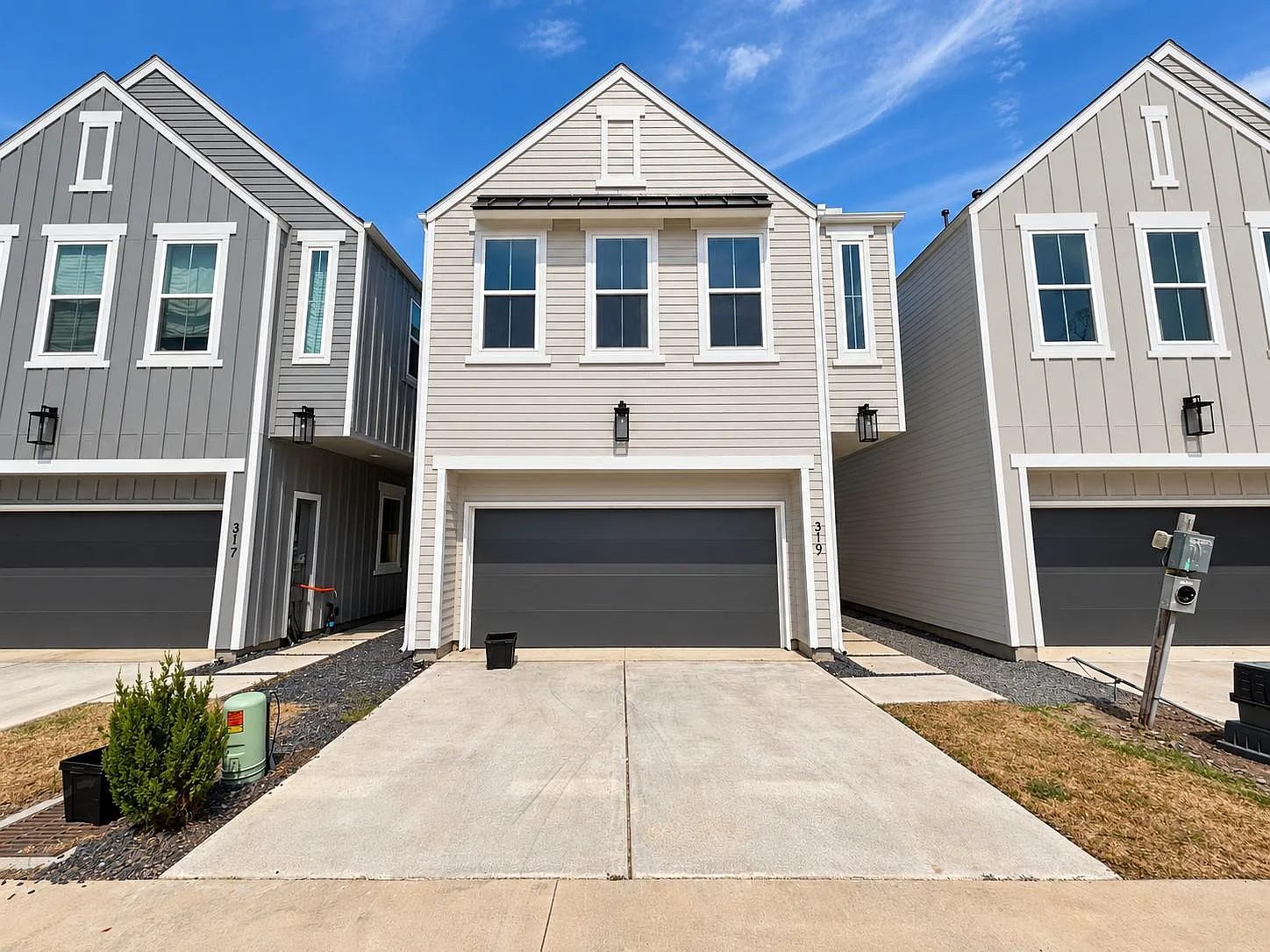 3 bed, 2.5 bath, 1605 sqft, $2,525 — Photo 2