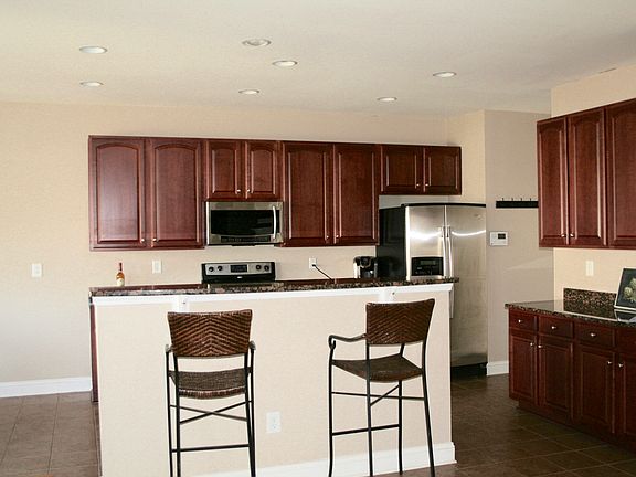 Kitchen w/Breakfast Bar