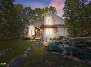 3176 Bluebird Dr, Bushkill, PA 18324