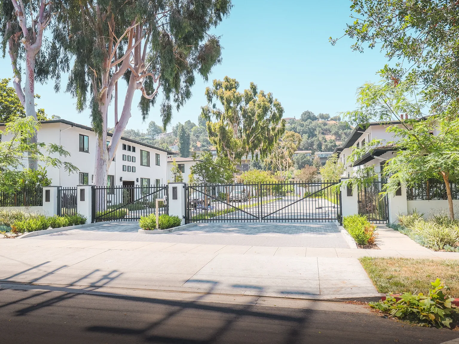 Yosemite Garden Apartments — Photo 2