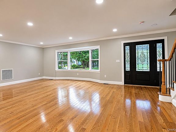3rd image of 140 Seaman Neck Road