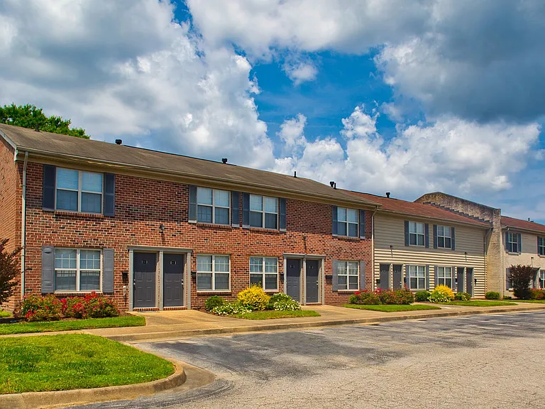 Emerald Point Apartments & Townhomes — Photo 18