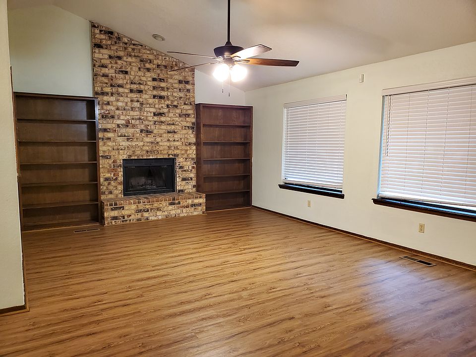 Livingroom with fireplace
