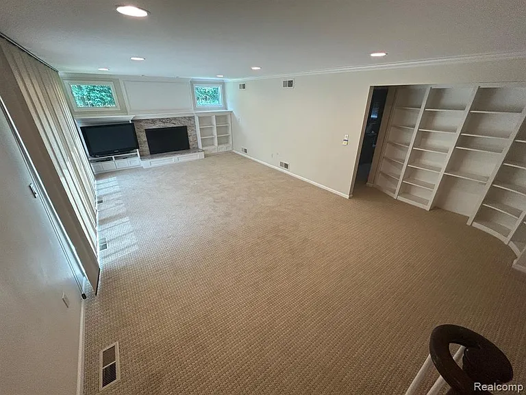 24915 Lakeland St — Photo 10
