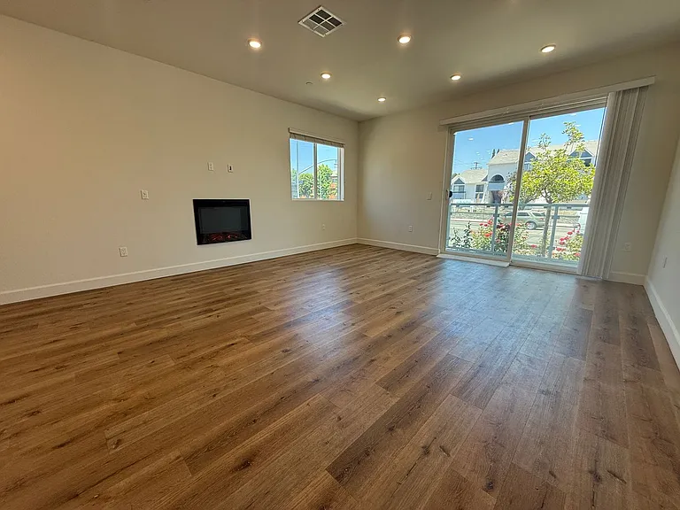 14550 Burbank Blvd #103 — Photo 2
