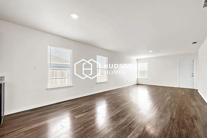 4 bed, 2.0 bath, 1571 sqft, $2,449 — Photo 4