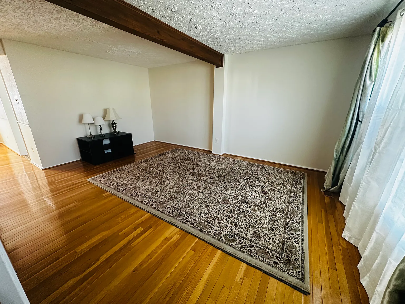 3 bed, 2.5 bath, 1220 sqft, $3,100 — Photo 2