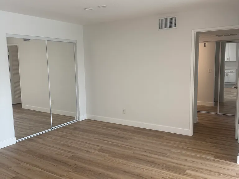 Barrington Apartment — Photo 16