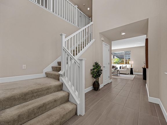 3rd image of 464 E Yarrow Pl