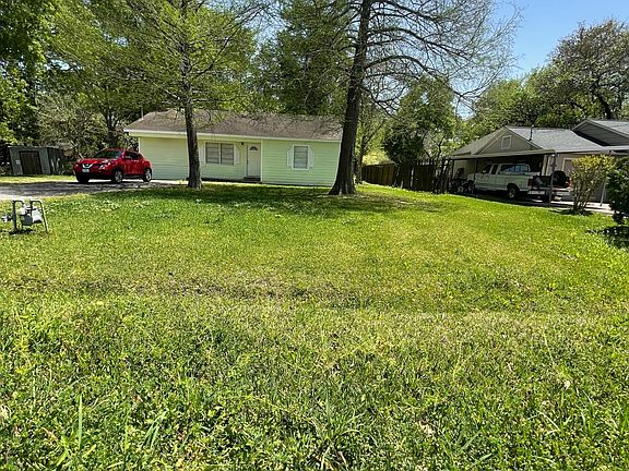 Huge spacious yard in the front